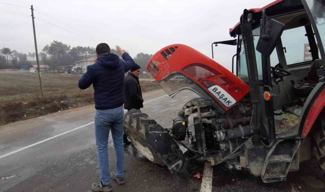 Traktörle çarpışan otomobil, tıra çarparak durabildi: 2 yaralı