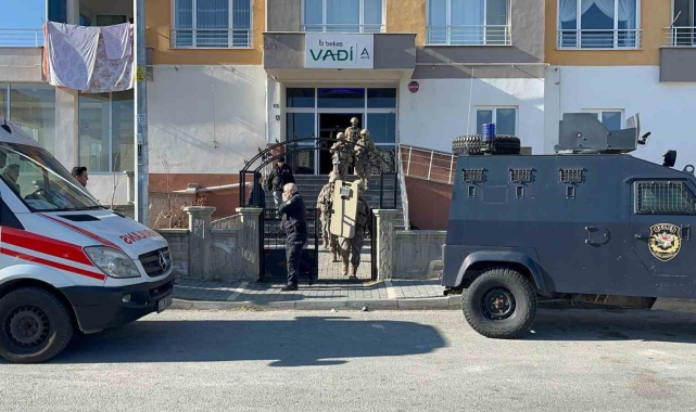 Tüfekle oğlunu vurdu, kendini eve kapattı