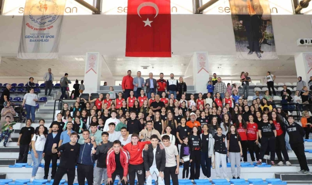 Turgutlu Belediyesi kadın voleybol takımı sezonu tamamladı
