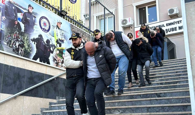 Turistleri hedef alan çete üyelerinin amaçlarına ulaştıktan sonra eğlendikleri anlar kamerada