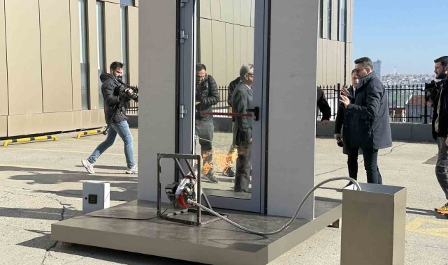 Türk firmasından ısıya dayanıklı cam kapı