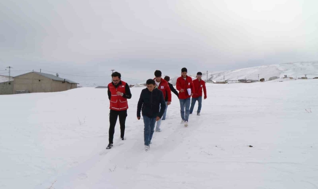 Türk Kızılayı'nın yardımlarıyla ısınıyorlar