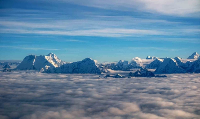 Türk yönetmen, dünyanın en yüksek dağını uçaktan görüntüledi