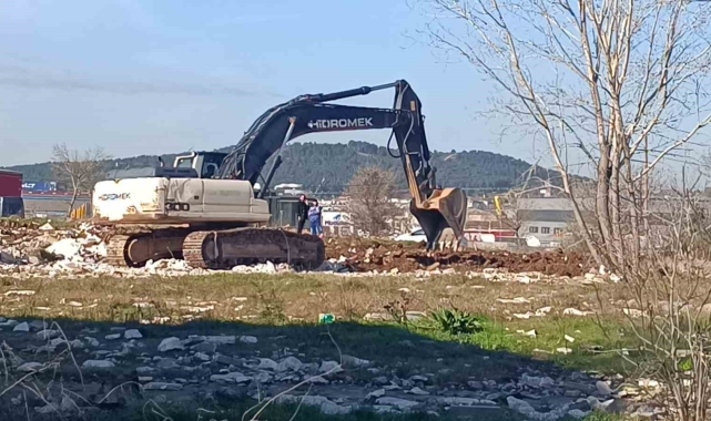 Tuzla'da tehlike saçan moloz yığınları gündeme geldi, belediye harekete geçti