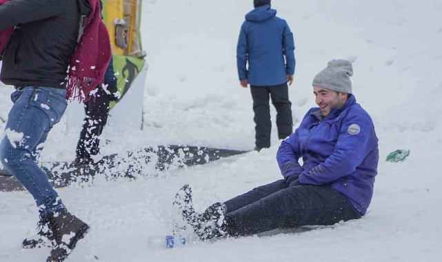 Uludağ'da 5 liralık poşetle kayak keyfi