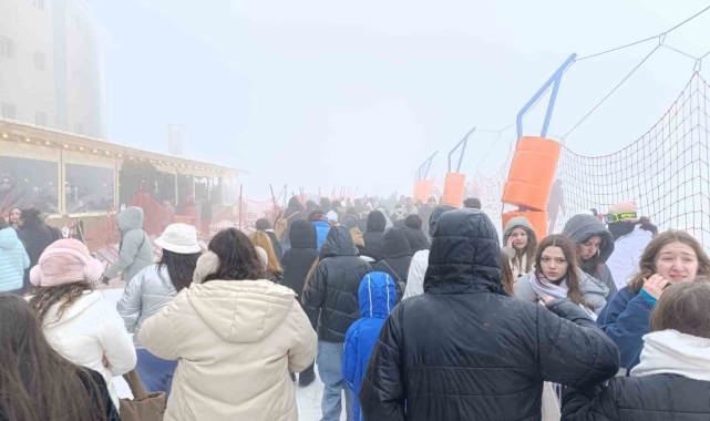 Uludağ'da izdiham...Günübirlikçiler ve üniversiteliler akın etti