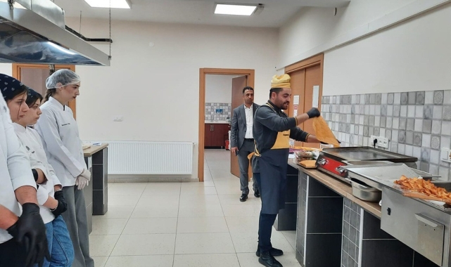 Üniversite öğrencileri 'Hızlı Yemek Restoran Uygulamaları' sayesinde yaparak öğreniyorlar