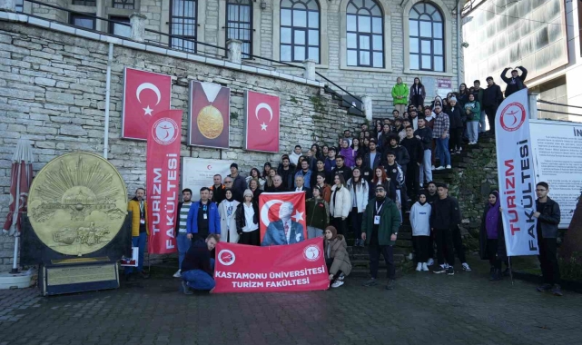 Üniversite öğrencileri Kurtuluş Savaşı'nın simgesi İstiklal Yolu'nda yürüdü