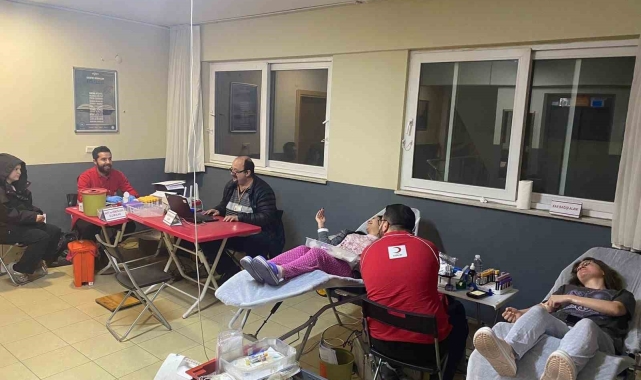 Üniversiteli gençler kan bağışına dikkat çekti