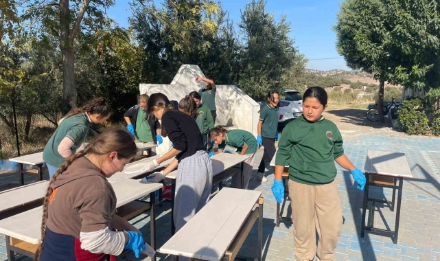 Üniversiteli öğrenciler köy okulunun masalarını yeniledi