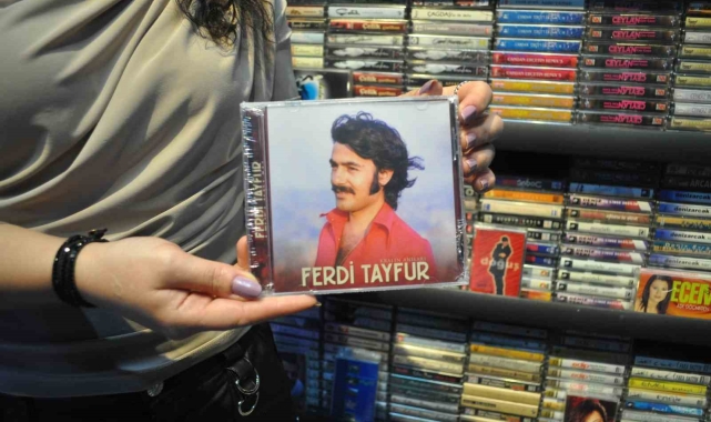 Ünlü sanatçı Ferdi Tayfur'un vefatı sonrası kasetlerine ilgi çoğaldı