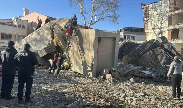 Uşak&#039;ta yıkım esnasında iş makinesi operatörü enkaz altında kaldı