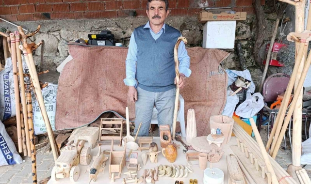 Usta elleriyle ağaca şekil veriyor