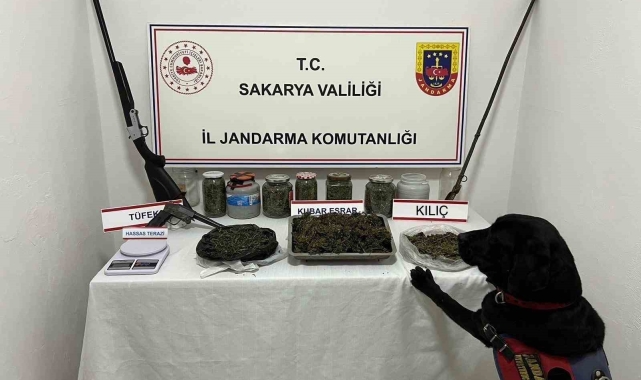 Uyuşturucu operasyonu düzenlenen evden kılıç çıktı