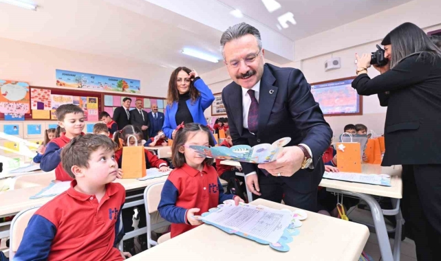 Vali Aksoy, öğrencilerin karne sevincine ortak oldu