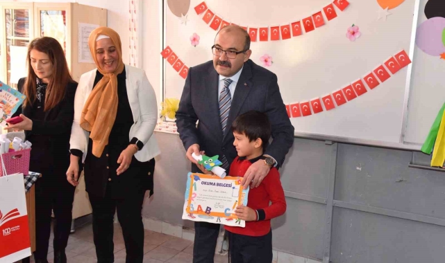 Vali Ustaoğlu kazada yaralanan öğrencilerin karnesini hasta yatağında teslim etti