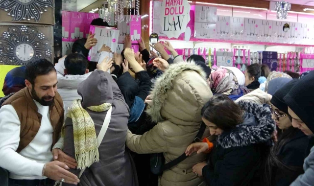 Van'da AVM açılışında izdiham