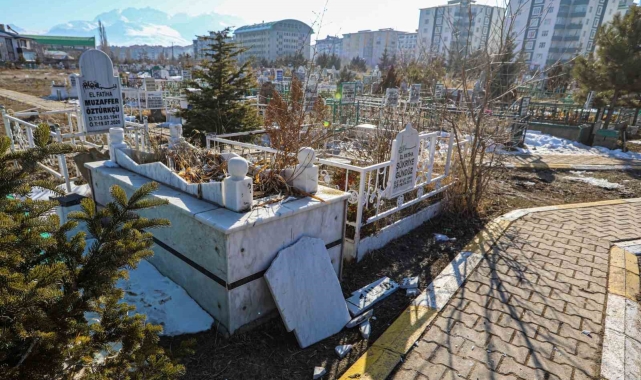 Van'da mezarlığa saldırı: Onlarca mezar tahrip edildi
