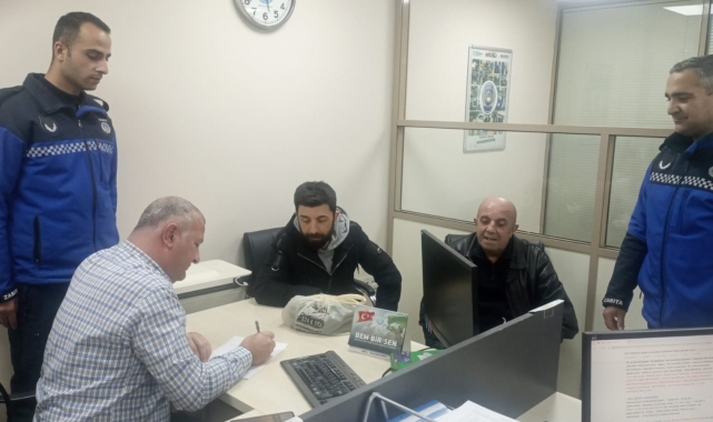 Vatandaşın düşürdüğü parayı zabıta buldu