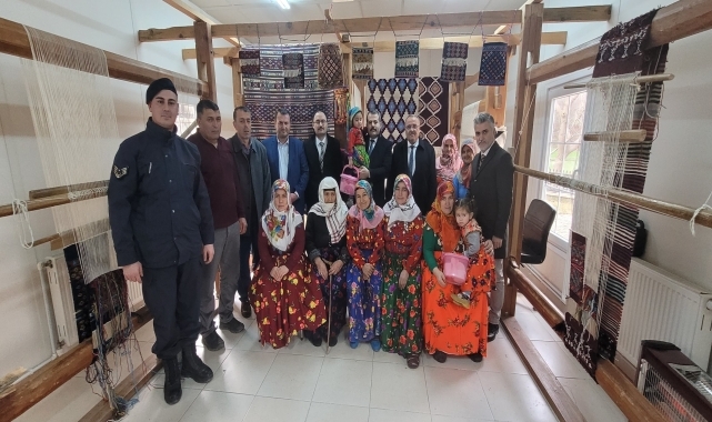 Vezirköprü Kaymakamı Kaya, yöresel el sanatları atölyesini inceledi