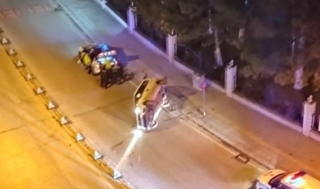 Virajı alamayan hafif ticari araç devrildi