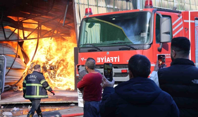 Yangında canlarını hiçe sayıp, sosyal medyadan yayın yaptılar