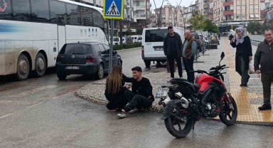 Yaralanan motosiklet sürücüsünü kız arkadaşı teselli etti