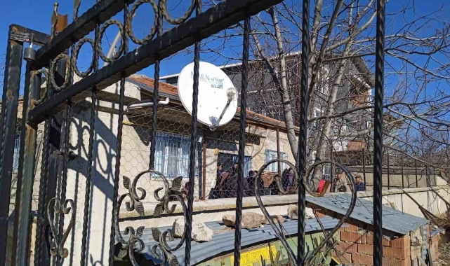 Yaşlı kadın itfaiye ekiplerinin çatısından girdiği evinde ölü bulundu