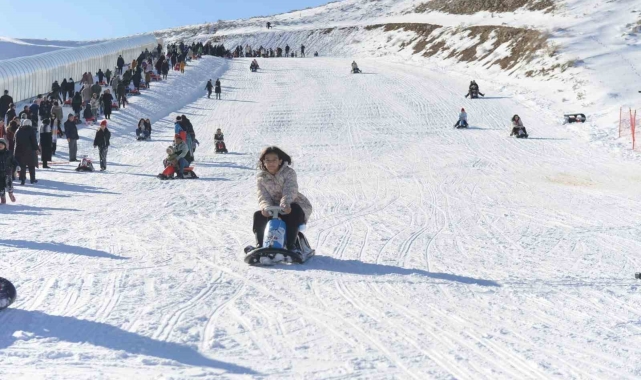 Yedikuyular Kayak Merkezi, hafta sonu 15 bin ziyaretçiyi ağırladı