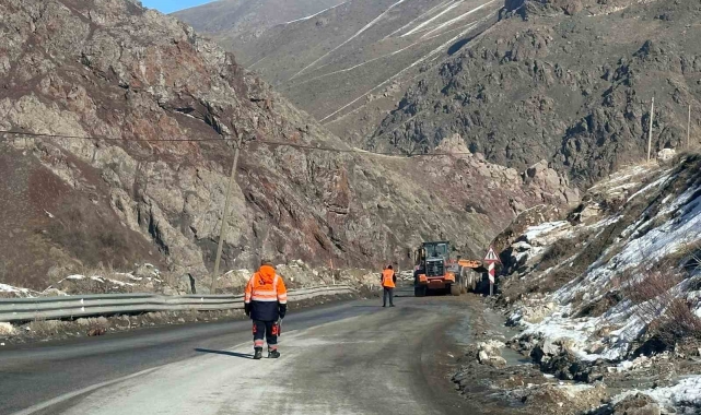 Yüksekova-Van kara yoluna düşen taşlar temizlendi