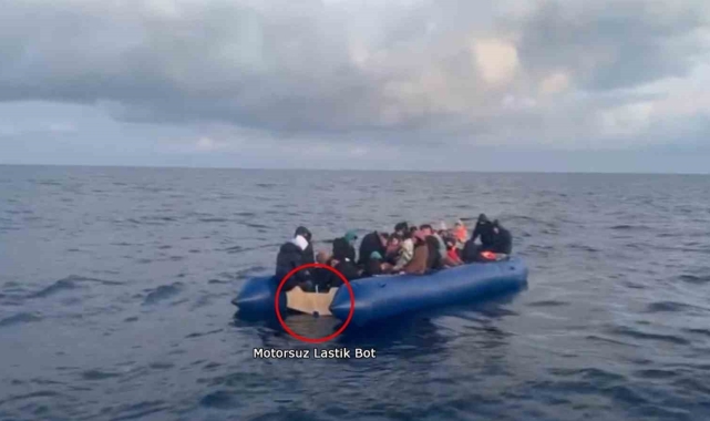 Yunanistan lastik botun motorunu söküp, kaçak göçmenleri denizde ölüme terk etti