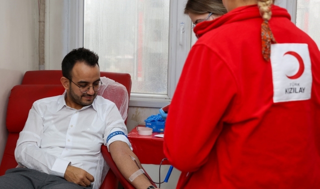 Yunusemre Belediye personelinden Kızılaya kan bağışı