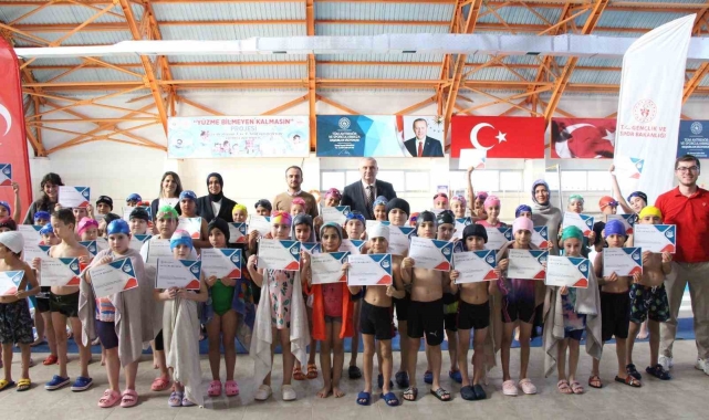 Yüzücüler belgelerini aldı