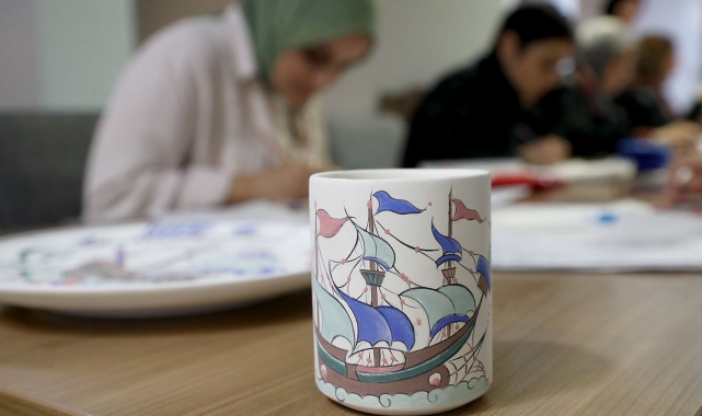 Zarif desenler renklerle buluşarak birer harikaya dönüşüyor