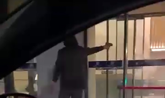 Zeytinburnu'nda husumetlisini lobiye çağırıp silahlı saldırı düzenleyerek, o anları da kayda aldılar