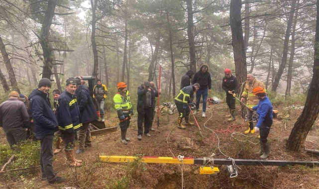 32 metre derinliğindeki çukura düşen keçileri kurtarmak için zorlu mücadele kamerada