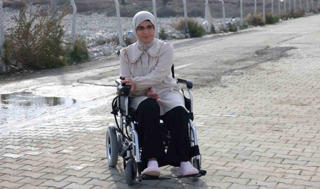 36 saat enkaz altında kalarak yaşama tutunan Türkan'ın hayatı hediye edilen tekerlekli sandalyeyle kolaylaştı