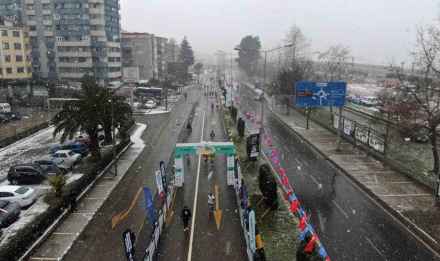 45. Uluslararası Trabzon Yarı Maratonu, yoğun kar yağışının altında koşuldu