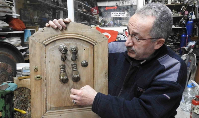 45 yıldır topladığı antika eşyaları restore ve tamir ediyor