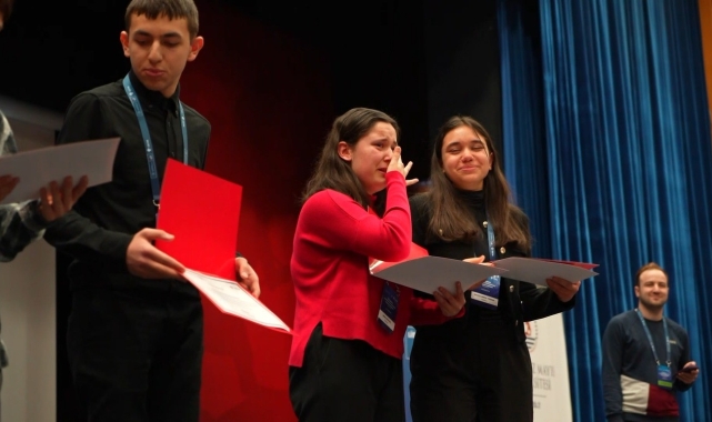 56. Lise Öğrencileri Araştırma Projeleri Bölge Yarışması'nı kazanan öğrencilerin sevinç gözyaşları