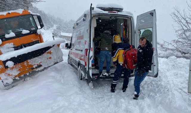 84 yaşındaki kadın yoğun kar altında ambulansa yetiştirildi