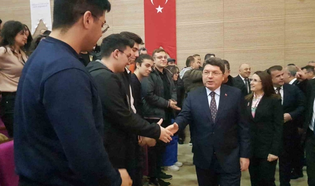 Adalet Bakanı Tunç, gençlere tecrübelerini anlattı