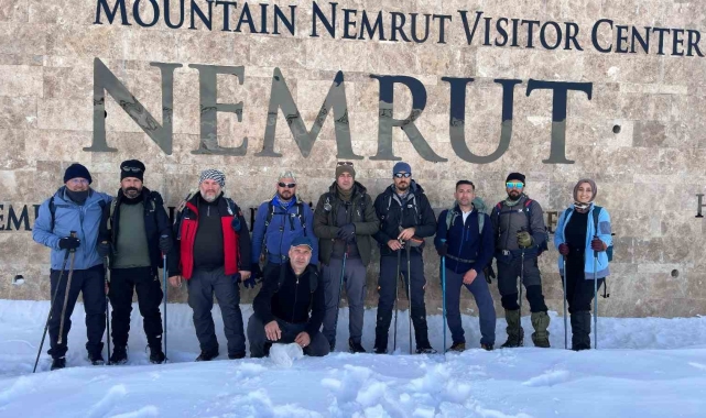 Adıyamanlı dağcılar karla kaplı Nemrut Dağı'na tırmandı