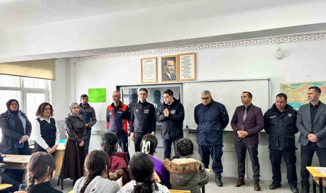 AFAD ekipleri çocukları sevindirdi