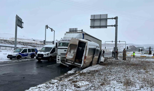 Ağrı'da çekici ile minibüs çarpıştı; 2'si ağır 8 yaralı