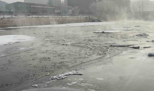 Ağrı'da dondurucu soğuklar nedeniyle Murat Nehri buz tuttu