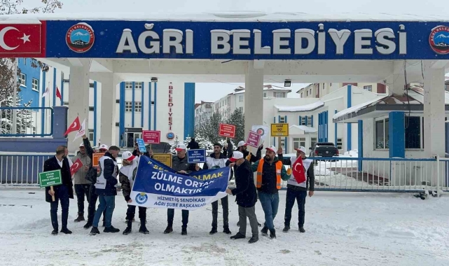 Ağrı'da işten çıkarılan işçilerden belediye önünde eylem