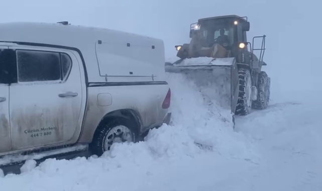 Ağrı'da karda mahsur kalan vatandaş ve ekipler kurtarıldı