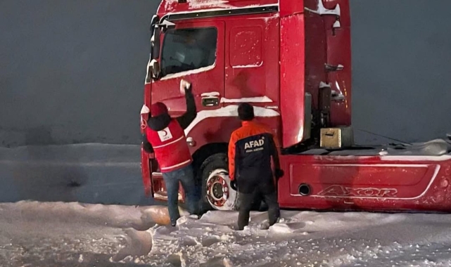 Ağrı'da olumsuz hava nedeniyle mahsur kalan 233 vatandaş kurtarıldı