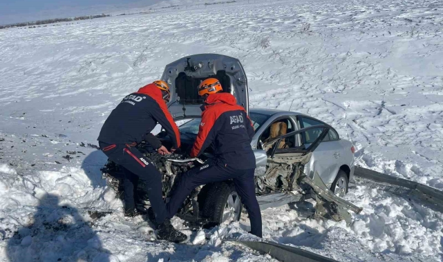 Ağrı'da şarampole yuvarlanan araçtaki 2 kişi AFAD tarafından kurtarıldı